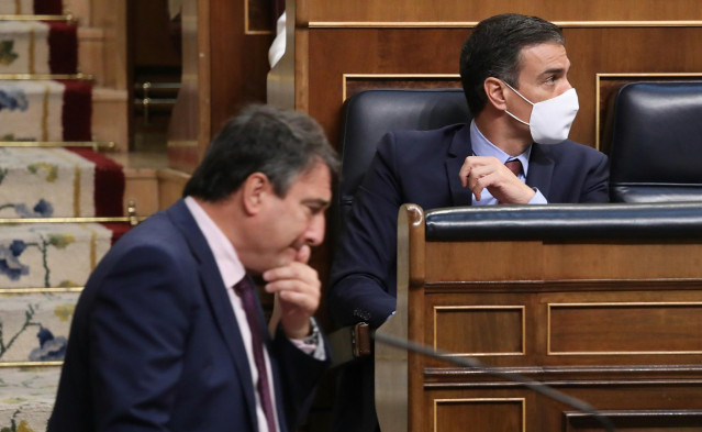 El portavoz del PNV en el Congreso de los Diputados, Aitor Esteban, pasa por delante del presidente del Gobierno, Pedro Sánchez, durante una sesión plenaria en el Congreso