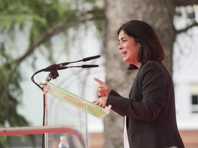 La ministra de Política Territorial y Función Pública, Carolina Darias, interviene durante el acto de homenaje a las personas fallecidas por el COVID-19 y de reconocimiento y agradecimiento a la sociedad navarra