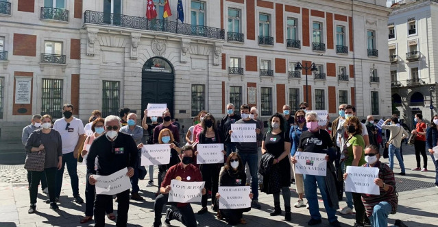 Representantes de CCOO, UGT, PSOE, Más Madrid, Podemos, IU, Equo y la FRAVM se concentran en la Puerta del Sol para protestar ante las medidas restrictivas de la Comunidad de Madrid.
