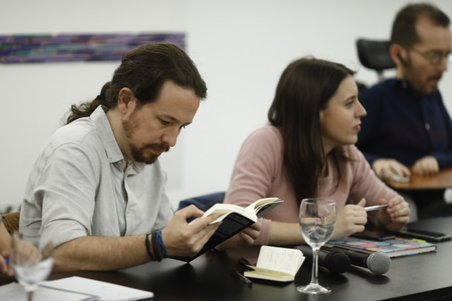 El líder de Podemos, Pablo Iglesias, y la portavoz partamentaria, Irene Montero, durante el encuentro Rumbo 2020