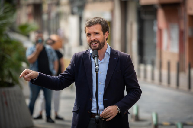 El presidente del PP, Pablo Casado, ofrece declaraciones a los medios de comunicación tras su visita a un bloque de pisos afectado por okupaciones ilegales, en la  Plaza Antonio Machado de Badalona (Cataluña). 17 de septiembre de 2020.