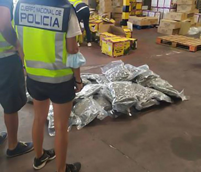 La Policía desarticula un grupo que utilizaba una infraestructura empresarial de comida india para traficar con armas y distribuir marihuana en Europa