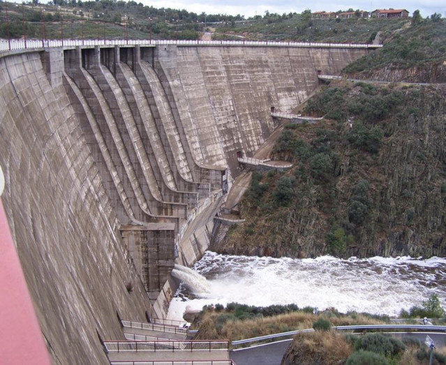 Central hidroeléctrica en presa