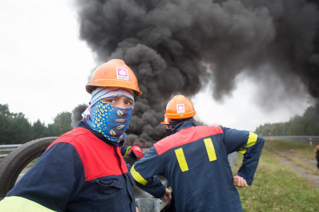 Trabajadores de Alcoa San Cibrao durante una manifestación en la que cortaron la Autopista A6.