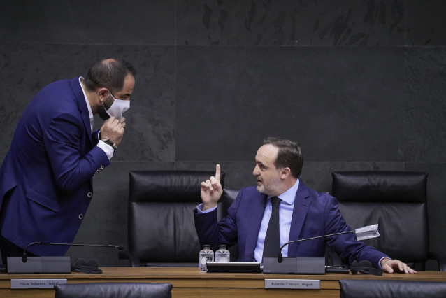 El portavoz de Navarra Suma, Javier Esparza (d), habla con el portavoz del PSN, Ramón Alzórriz, en el Parlamento de Navarra.