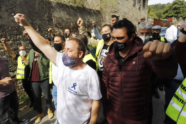 El presidente del comité de empresa de la planta de Alcoa en San Cibrao, José Antonio Zan (c), levanta el puño junto a trabajadores de Alcoa convocados en el Pazo de Cea, horas después de la finalización de una mesa de negociación con la empresa