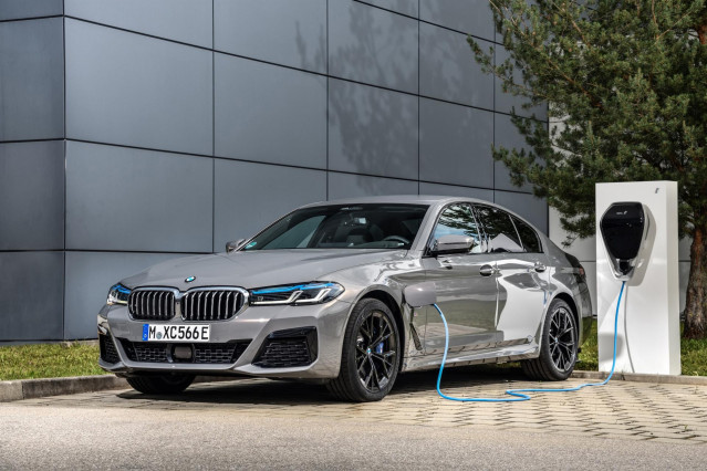 Economía/Motor.- BMW añade otra mecánica híbrida enchufable a su Serie 5, con hasta 394 caballos