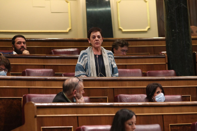 La portavoz de EH Bildu, Mertxe Aizpurua, interviene en una sesión plenaria de control al Gobierno en el Congreso
