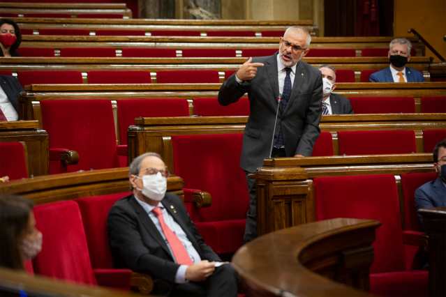 El presidente del grupo de Ciudadanos en el Parlament de Catalunya, Carlos Carrizosa (d), manda un mensaje al presidente de la Generalitat, Quim Torra.
