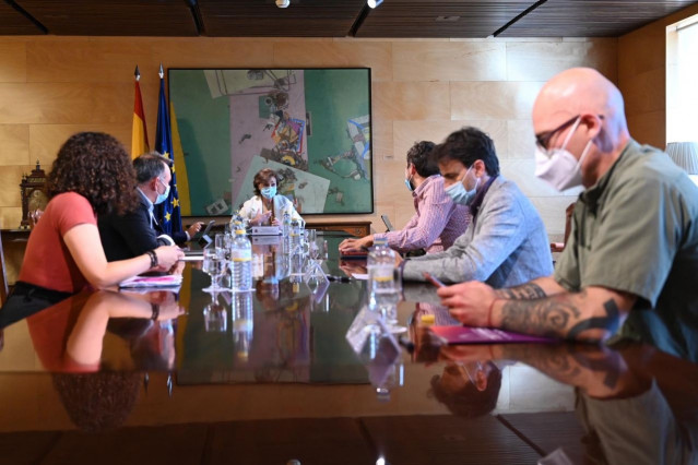 La vicepresidenta primera del Gobierno, Carmen Calvo, se reúne con representantes del grupo parlamentario de Unidas Podemos.