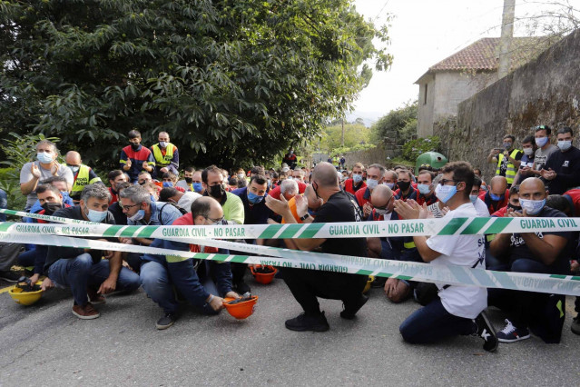 Trabajadores de Alcoa convocados en el Pazo de Cea horas después de la finalización de una mesa de negociación con la empresa, en Nigrán, Pontevedra, Galicia (España), a 28 de septiembre de 2020.