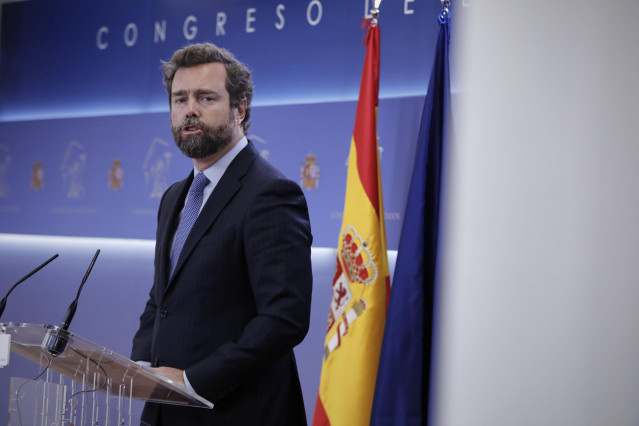 El portavoz parlamentario de Vox, Iván Espinosa de los Monteros, interviene en la rueda de prensa