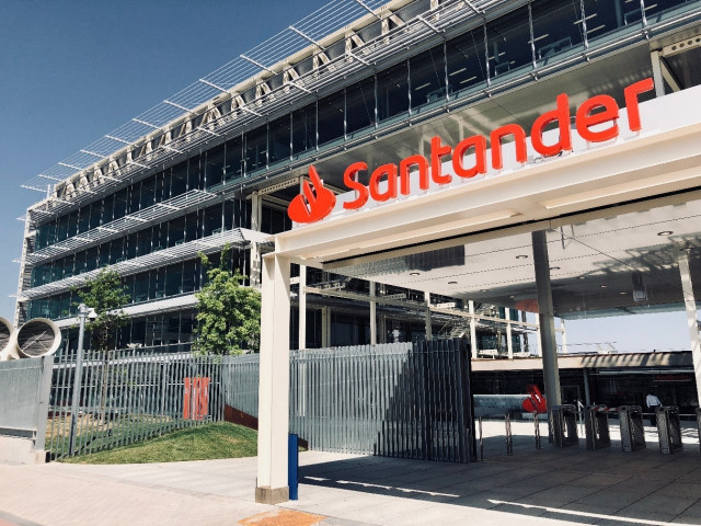 Imagen de archivo de una sede del banco Santander.