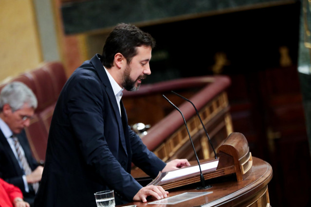 El diputado de Galicia en Común Antón Gómez-Reino interviene desde la tribuna del Congreso en una imagen de archivo