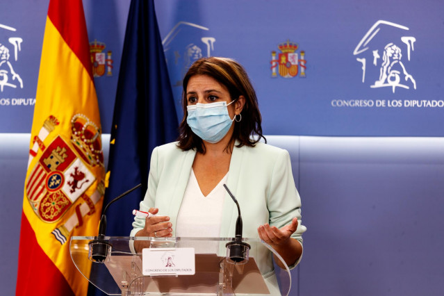 La portavoz del PSOE en el Congreso de los Diputados, Adriana Lastra, durante su intervención en una rueda de prensa