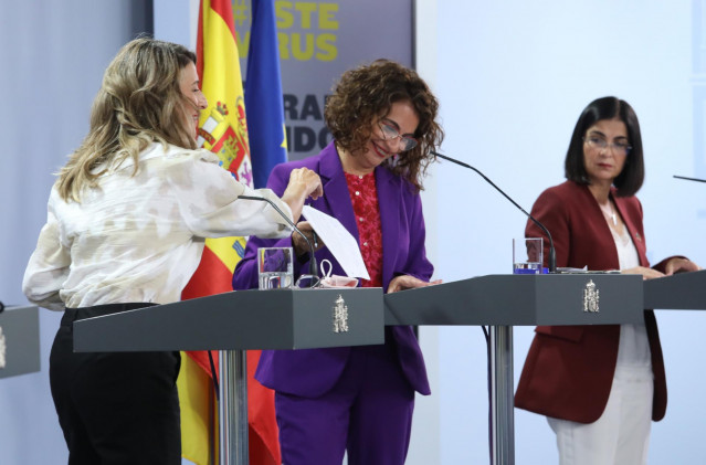 (I-D) La ministra Trabajo y Economía Social, Yolanda Díaz,  la ministra portavoz y de Hacienda,  María Jesús Montero y la ministra de Política Territorial y Función Pública, Carolina Darias, comparece en rueda de prensa posterior al Consejo de Ministro ce