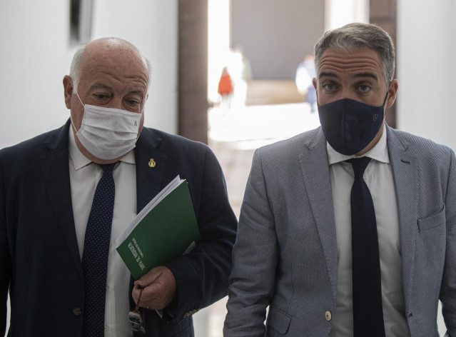 El consejero de Salud y Familias, Jesús Aguirre (i) y el consejero de Presidencia, Administraciones Públicas e Interior y ortavoz de la Junta de Andalucía, Elías Bendodo (d), llegando a la rueda de prensa posterior a la reunión del Consejo de Gobierno