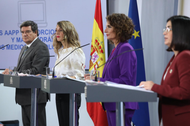 (I-D) El ministro de Seguridad Social y Migraciones, José Luis Escrivá, la ministra Trabajo y Economía Social, Yolanda Díaz, la ministra portavoz y de Hacienda, María Jesús Montero y la ministra de Política Territorial y Función Pública, Carolina Darias,