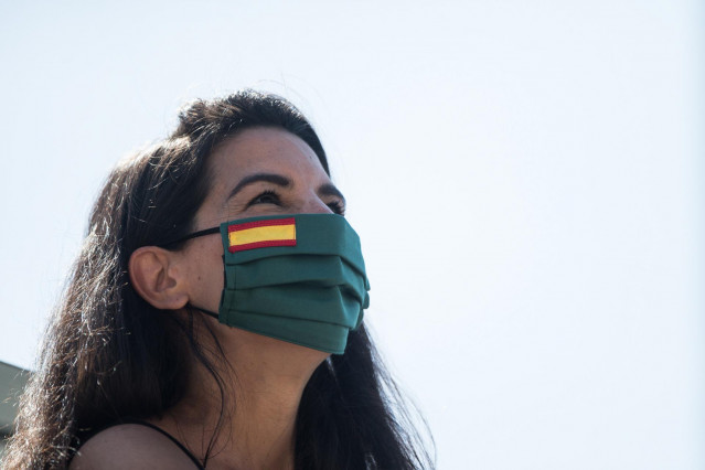 La portavoz de Vox en la Asamblea de Madrid, Rocío Monasterio, montada en un autobús durante la congregación de coches y motos, con pancartas y banderas de España, por las calles de la capital en la manifestación de Vox para pedir la dimisión del Gobierno