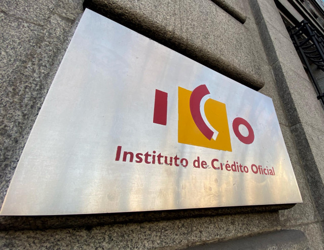 Placa con el logo del ICO (Instituto del Crédito Oficial) en su sede de Madrid.