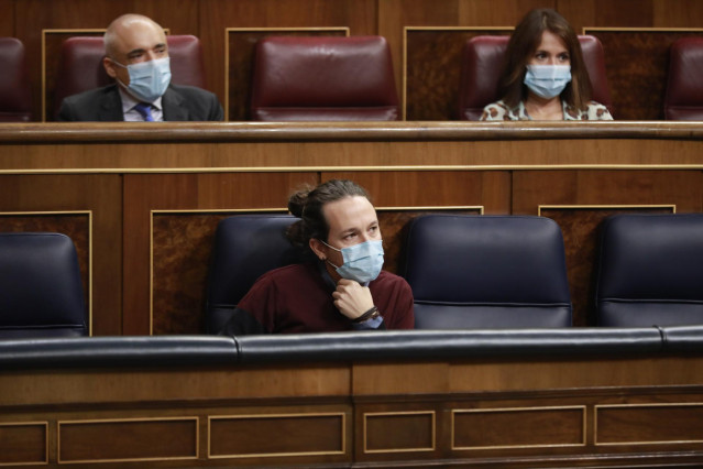 El vicepresidente segundo del Gobierno, Pablo Iglesias, sentado en su escaño durante una sesión de control al Gobierno en el Congreso de los Diputados.