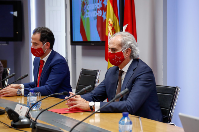 El vicepresidente de la Comunidad de Madrid, Ignacio Aguado (2d); y el consejero de Sanidad, Enrique Ruiz Escudero (1d), participan en una reunión del Grupo Covid-19, en la Real Casa de Postas, Madrid (España), a 29 de septiembre de 2020.