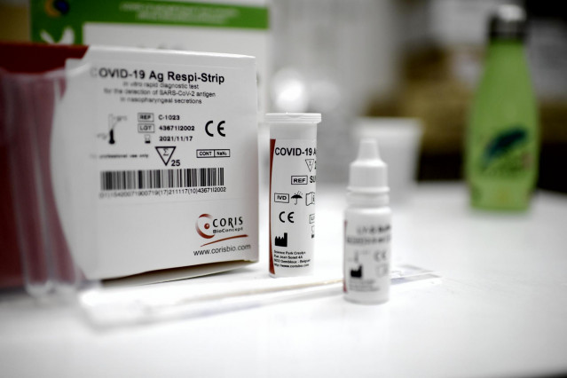 Caja de un test de antígeno para Covid-19 colocada en una farmacia