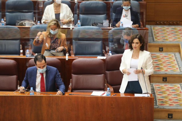 La presidenta de la Comunidad de Madrid, Isabel Díaz Ayuso, interviene durante una sesión plenaria en la Asamblea de Madrid