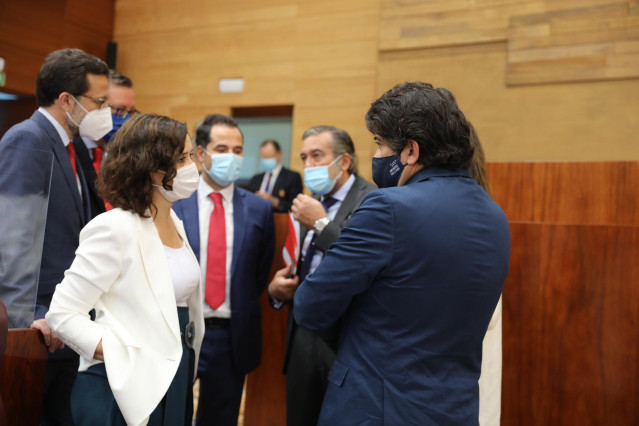 La presidenta de la Comunidad de Madrid, Isabel Díaz Ayuso, con parte de su equipo
