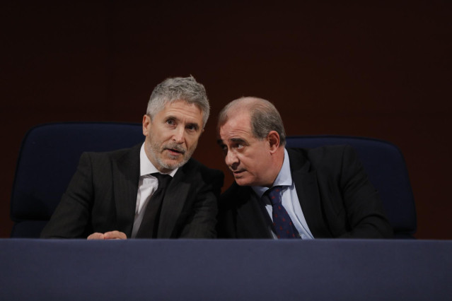 El ministro del Interior, Fernando Grande-Marlaska, y el director general de la Policia, Francisco Pardo