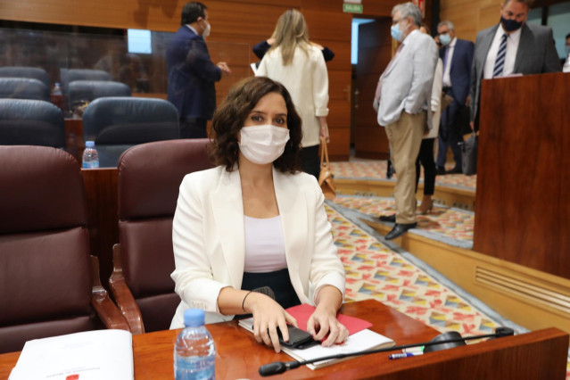 La presidenta de la Comunidad de Madrid, Isabel Díaz Ayuso, antes de que comience una sesión plenaria en la Asamblea de Madrid, en Madrid (España) a 1 de octubre de 2020. El Gobierno regional aprueba en esta sesión la modificación del Proyecto de Ley que,
