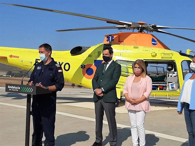 Juanma Moreno en la presentación de un nuevo helicóptero medicalizado en Jerez