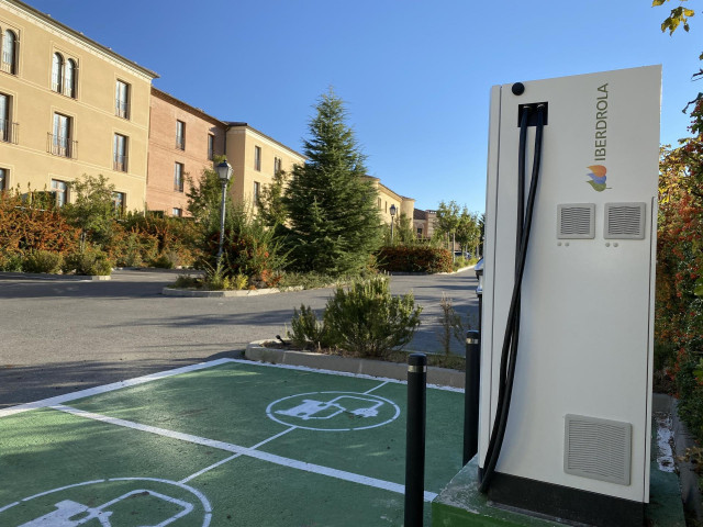 Imagen de un punto de recarga para coche eléctrico.