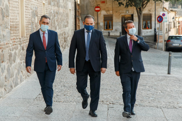 (I-D) El delegado del Gobierno en Castilla-La Mancha, Francisco Tierraseca; el ministro de Transportes, Movilidad y Agenda Urbana, José Luis Ábalos; y el presidente de Castilla-La Mancha, Emiliano García Page, antes del inicio de una reunión en Palacio de