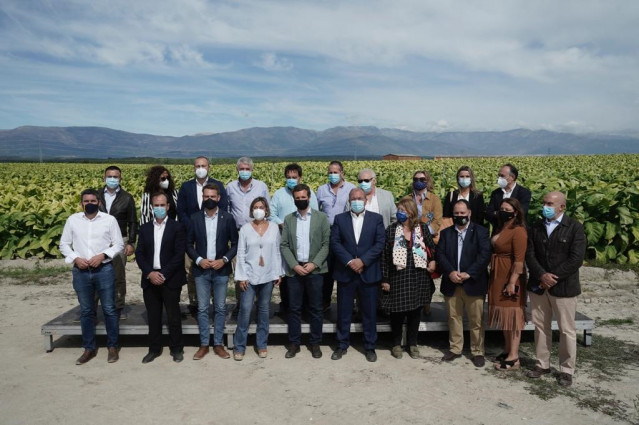El líder del PP, Pablo Casado, visita una explotación agropecuaria en Cáceres junto al presidente del partido en Extremadura, José Antonio Monago. Cáceres (Extremadura), 1 de octubre de 2020.