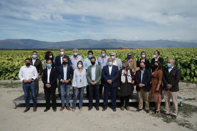 El líder del PP, Pablo Casado, visita una explotación agropecuaria en Cáceres junto al presidente del partido en Extremadura, José Antonio Monago. Cáceres (Extremadura), 1 de octubre de 2020.