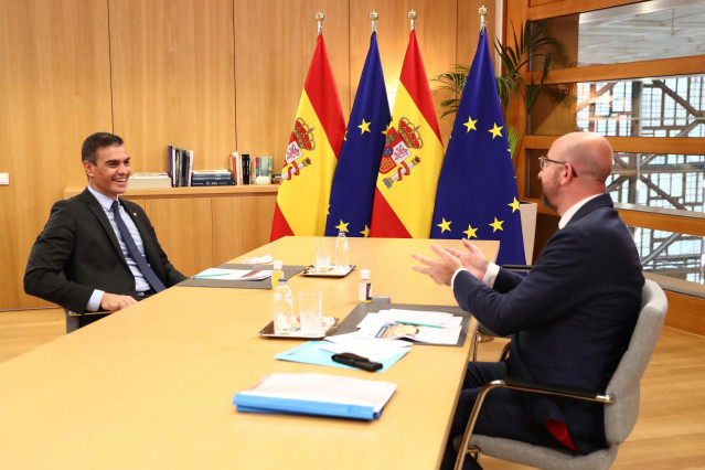 (I-D) El presidente del Gobierno, Pedro Sánchez; y el presidente del Consejo Europeo, Charles Michel, mantienen una reunión durante el viaje de Sánchez a Bruselas para participar en el Consejo Europeo, en Bruselas (Bélgica) a 1 de octubre de 2020.
