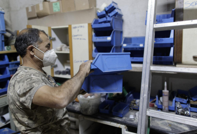 Un trabajador realiza una reforma en un local de la localidad madrileña de Fuenlabrada durante la Fase 1 de la desescalada el pasado mes de junio