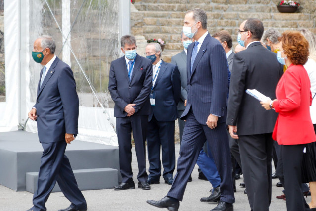 El Rey Felipe VI (c), a su llegada a la inauguración del II Foro La Toja, en La Isla de la Toja, Pontevedra, Galicia (España) a 1 de octubre de 2020. En su segunda edición, el Foro abordará asuntos como la digitalización, el teletrabajo y el reto de gober