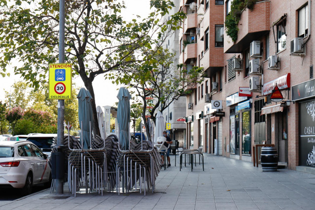 Terraza recogida y cerrada de un bar, en Fuenlabrada, Madrid (España).