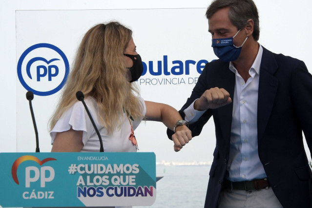 La presidenta provincial del PP de Cádiz, Ana Mestre, junto al vicesecretario de política territorial, Antonio González Terol.