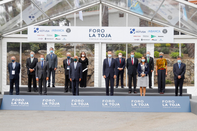 El Rey Felipe VI; el presidente de Portugal, Marcelo Rebelo de Sousa; la ministra Reyes Maroto ; el presidente de Galicia, Alberto Núñez Feijóo ; y los expresidentes González y Rajoy, entre otras autoridades, durante la inauguración del II Foro La Toja.