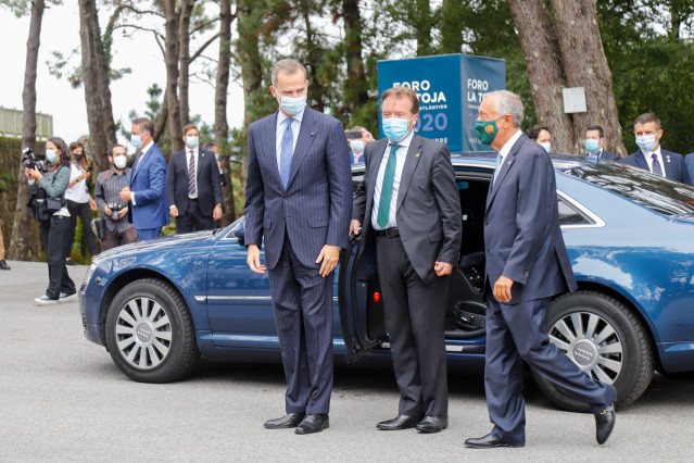 El Rey Felipe VI  y el presidente de la República de Portugal, Marcelo Rebelo de Sousa , a su llegada a la inauguración del II Foro La Toja.