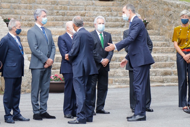 El Rey Felipe VI (d), saluda a su llegada a la inauguración del II Foro La Toja, en La Isla de la Toja, Pontevedra, Galicia (España) a 1 de octubre de 2020.
