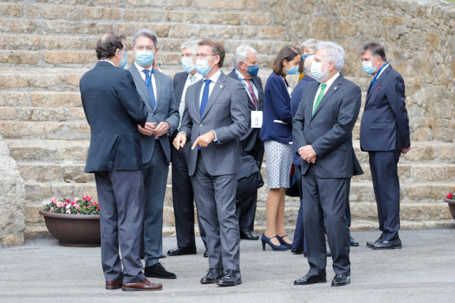 El presidente de la Xunta de Galicia, Alberto Núñez Feijóo (3i); habla con el expresidente del Gobierno Mariano Rajoy (1i), a su llegada a la inauguración del II Foro La Toja, en La Isla de la Toja, Pontevedra, Galicia (España) a 1 de octubre de 2020.