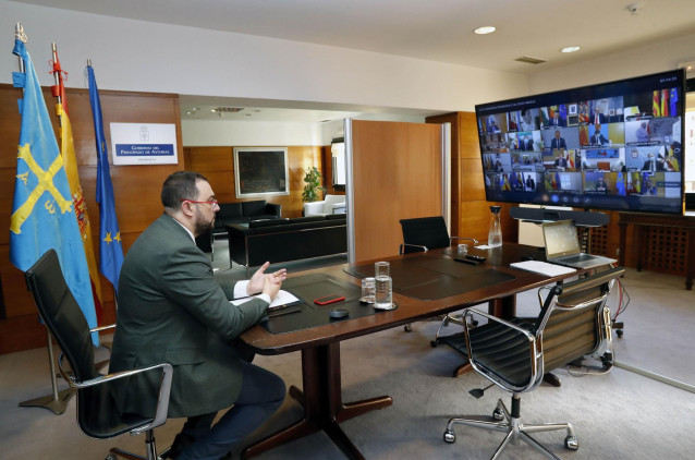 El presidente del Principado, Adrián Barbón, participa en la Conferencia de Presidentes telemática convocada con motivo del inicio del curso escolar.