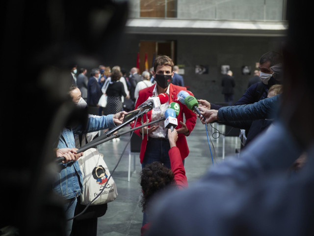 La presidenta del Gobierno de Navarra, María Chivite, atiende a los medios de comunicación