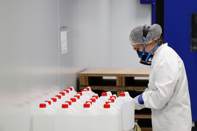 Imagen de archivo de un trabajador durante su jornada laboral en la Nave de Producción de medicamentos del Laboratorio del Centro Militar de Farmacia de la Defensa en la base logística de San Pedro.