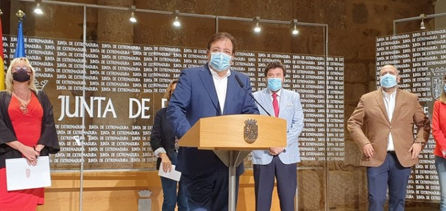 El presidente de la Junta de Extremadura, Guillermo Fernández Vara, en rueda de prensa