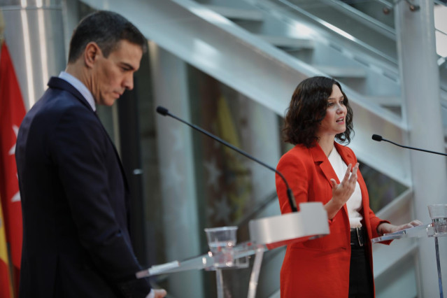 El presidente del Gobierno, Pedro Sánchez, y la presidenta de la Comunidad de Madrid, Isabel Díaz Ayuso, ofrecen una rueda de prensa tras su reunión en la sede de la Presidencia regional, en Madrid (España), a 21 de septiembre de 2020. El objeto de la cit
